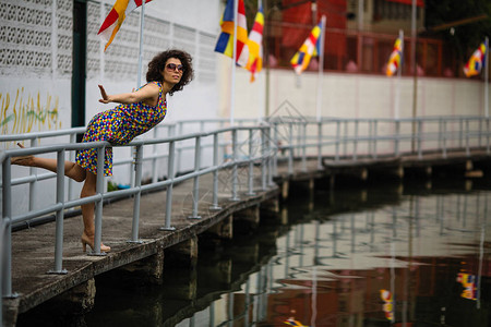 在河堤上戴墨镜的亚洲女人背景图片