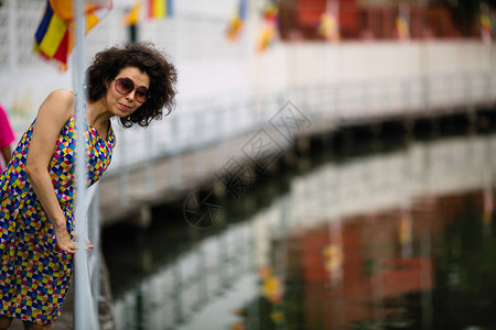 在河堤上戴墨镜的亚洲女人背景图片