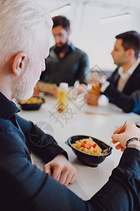 老年男子在办公室餐厅吃面食图片