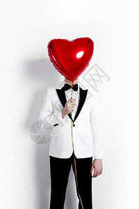 情人节男人拿着心形气球的英俊的男朋友快乐的人爱情人节快乐和婚图片