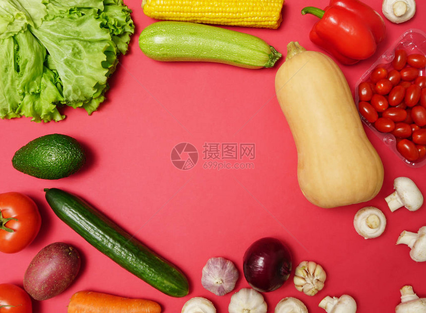 红桌背景的夏季新鲜蔬菜文字位置在图片