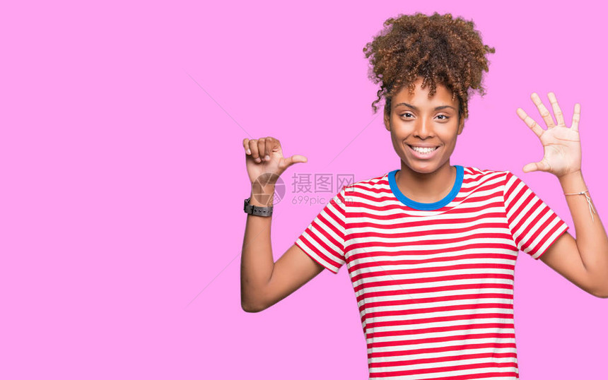 美丽的年轻非洲裔美国女人在与世隔绝的背景下展示并用六号手指向上方图片