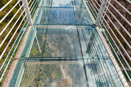 山顶悬崖玻璃桥高清图片