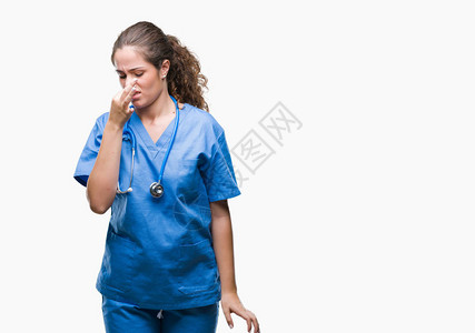 年轻的黑发医生女孩穿着护士或外科医生的制服图片