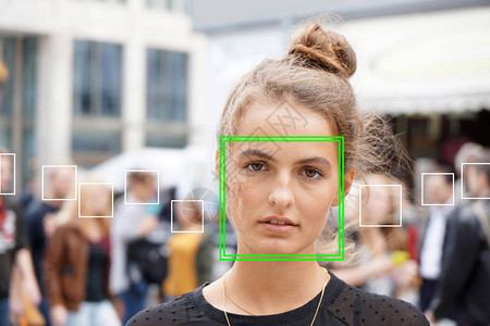 通过面部检测或面部识别软件挑选出的年轻女图片