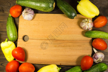 配有新鲜有机蔬菜番茄黄瓜胡椒苏奇尼和大蒜的食品框架图片