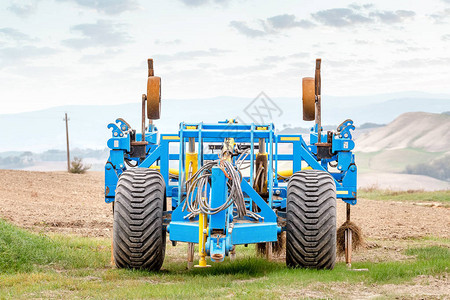 站在托斯卡纳农业和机械概念的田地上站立的现代重图片
