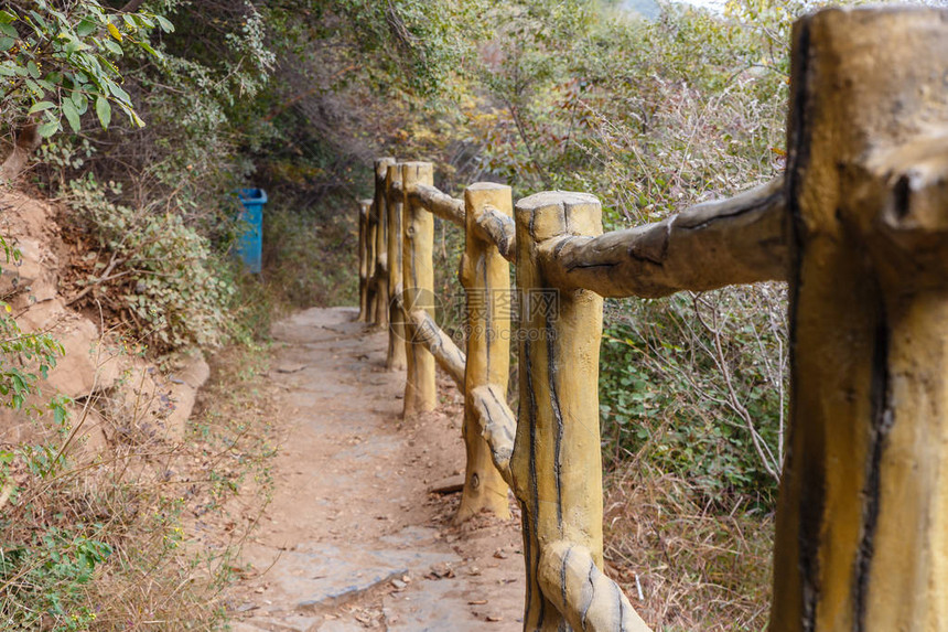 河南省带栅栏的山间小道图片
