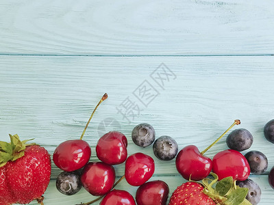 木制背景中的草莓樱桃蓝莓图片