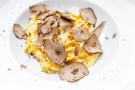 美味的意大利面条和松露蘑菇薯片在豪华图片