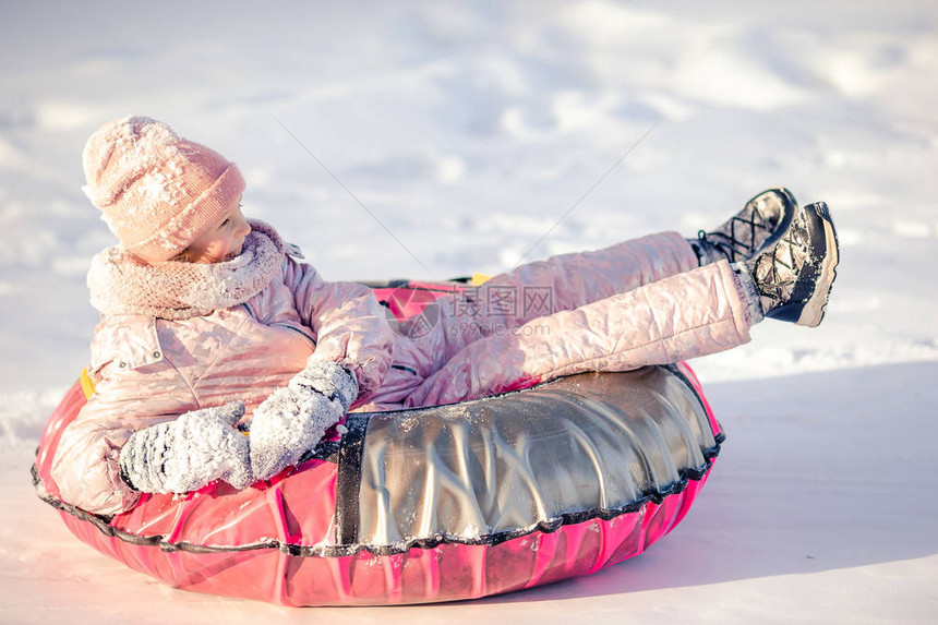 可爱的小女孩喜欢雪橇骑车孩子滑雪和在雪图片