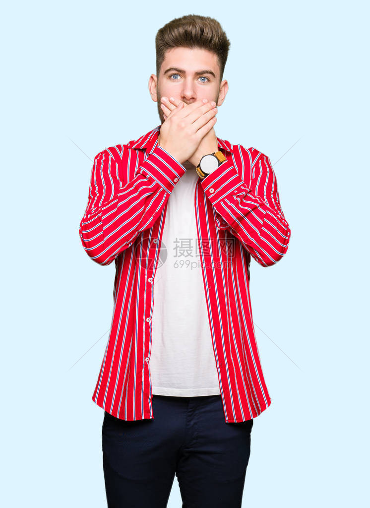 穿红衬衫的英俊男青年因犯错而用双手遮住嘴部震图片