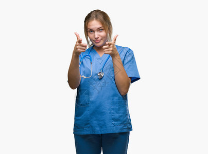 身穿外科医生制服的年轻白人医生女人在孤立的背景下用手指着镜头图片