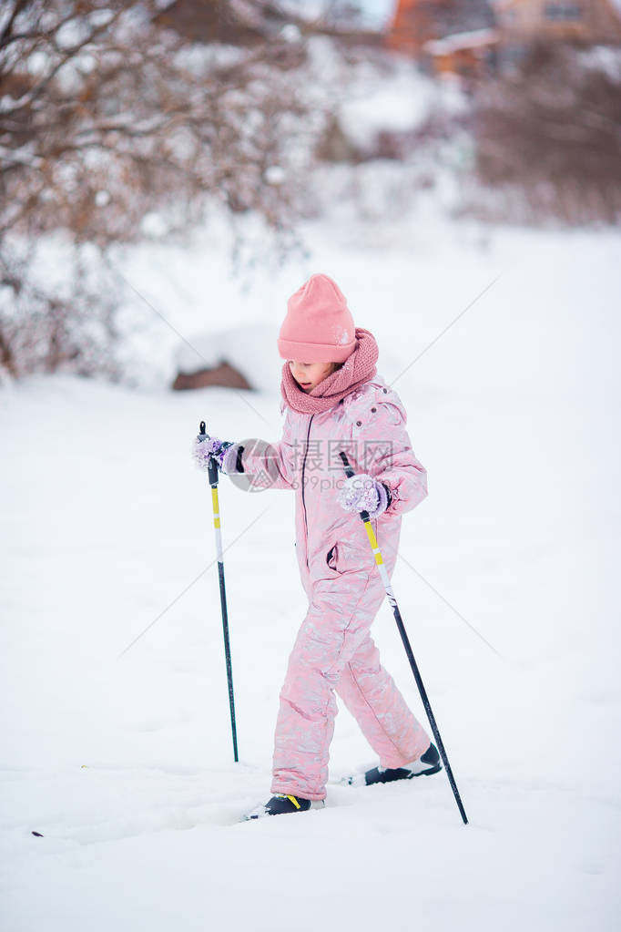 小女孩在山上滑雪给孩图片