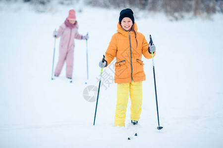 小姑娘们一起在山上滑雪给孩子图片