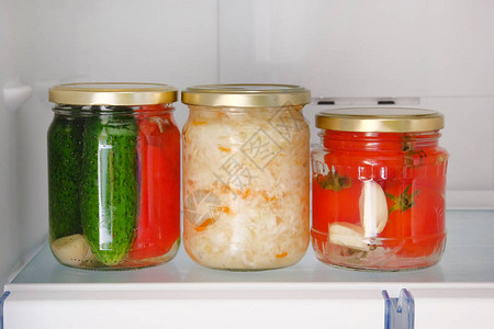冰箱里有各种咸菜的罐子发酵健康的天然食物图片