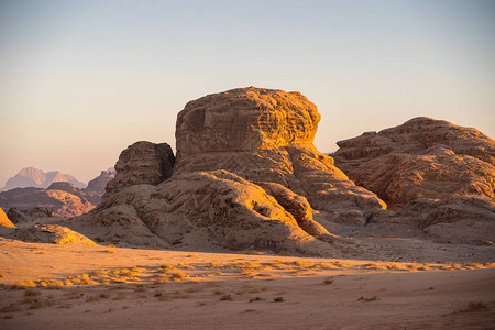 约旦瓦迪拉姆的约旦沙漠山图片