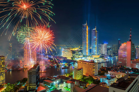 曼谷市风景与烟火图片