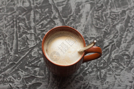 灰色背景的棕杯咖啡中的热辣图片