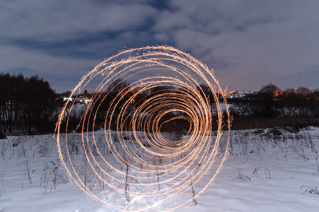 长期黄火线夜间冬季风景奇妙的隧图片