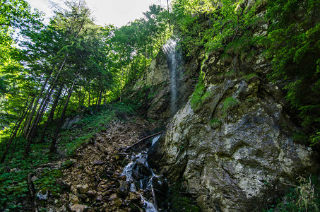 大自然中的小高瀑布背景图片