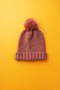 黄色背景上的针织冬帽图片