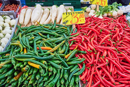 在市场上出售的绿色和红色辣椒图片