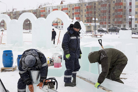 工人们在圣诞假期用冰块建造冰镇图片