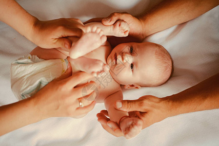 单胎妊娠健康怀孕和新生儿护理爱宝贝刚出生的婴儿和母亲怀孕和母亲图片