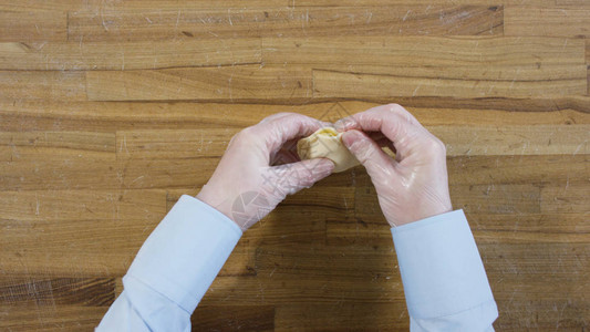 顶视图特写手工饺子场景厨师在木桌上的薄漂亮的饺子传图片