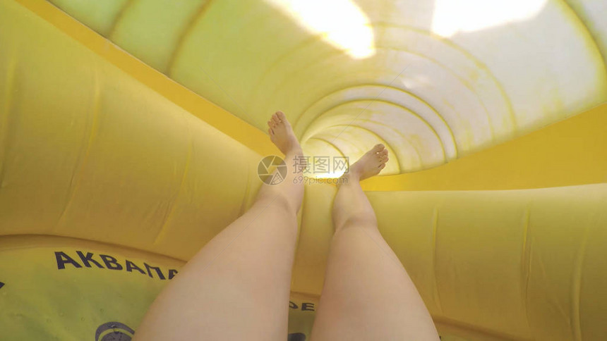 水滑梯中的脚视图场景在水上乐园度假村滑下梯黄色有趣的图片
