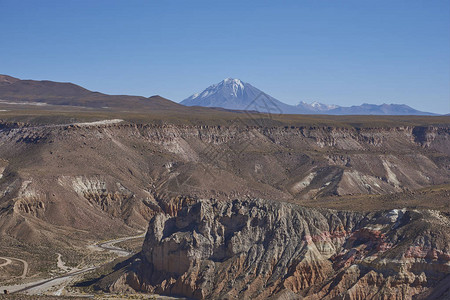 Lluta河穿过智利北部阿尔蒂平原的一图片