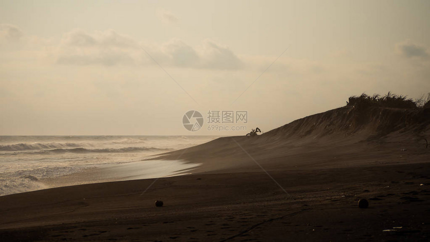 印度尼西亚日惹热带度假胜地日落时分大浪在海洋附近的沙滩海景海洋和美丽的海滩旅行的概念印度图片