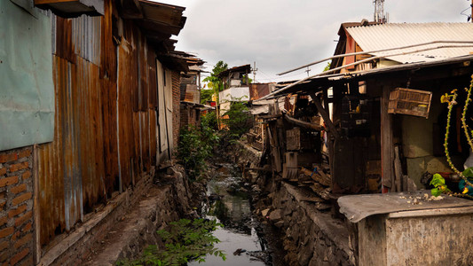 印度尼西亚有贫民窟和下水道的贫困地区贫穷的图片