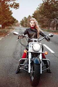 美丽的骑自行车的女人户外骑摩托车图片