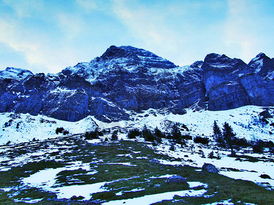 桑蒂斯山顶和阿尔普斯坦山丘顶下的黎明和黄昏图片