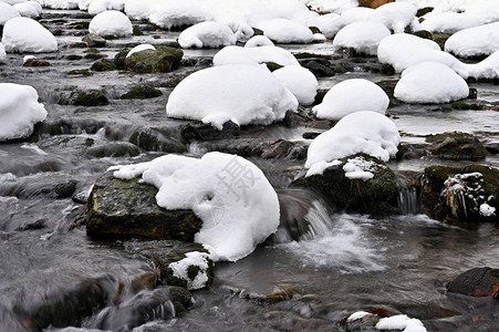 冬天流的石块和雪是冬季和冰冻的美图片