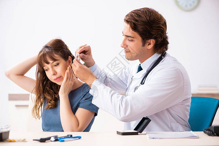 听力有问题的病人去看医生图片