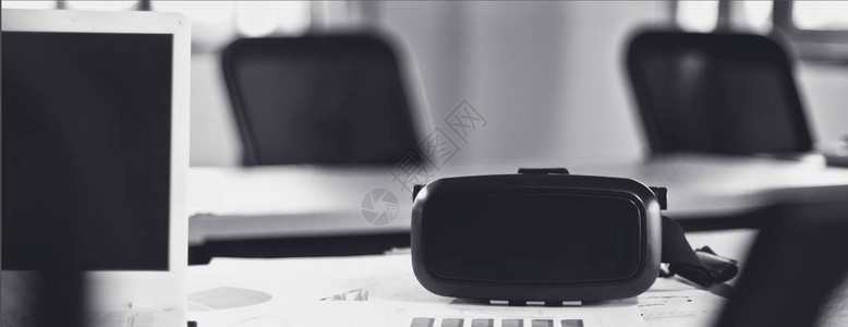 黑白VR耳机和带计算器的智能手机图片