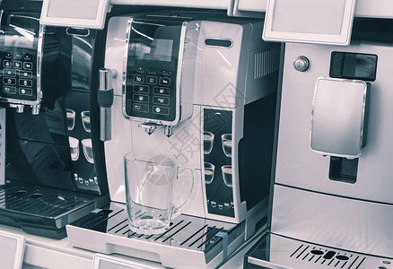 在商店售货的窗口销售一台现代咖啡机由图片
