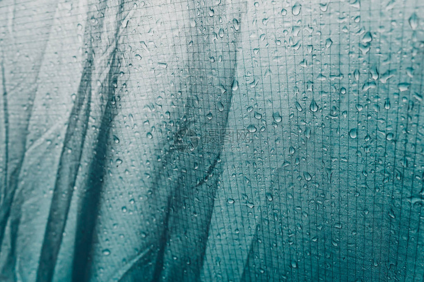 绿色布料以水滴为背景在帐篷上下水图片