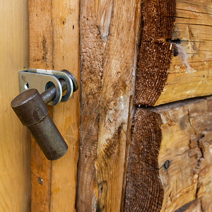 铁锁关上了木制门安全数据存储防盗公寓的保护措图片