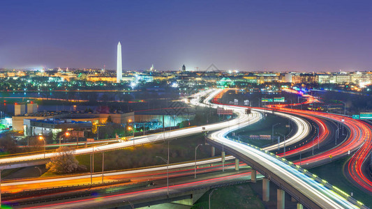 华盛顿特区的天际线与高速公路和纪念碑图片