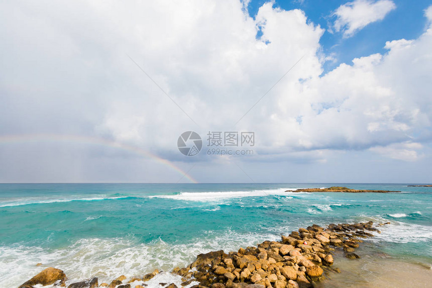 美丽的格雷科普罗塔拉斯角无花果海滩岸在多云的天气下充满了岩石图片