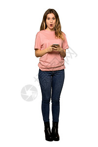 一名带着粉红色毛衣的青少年女孩被一整张照片拍成一个长镜头图片