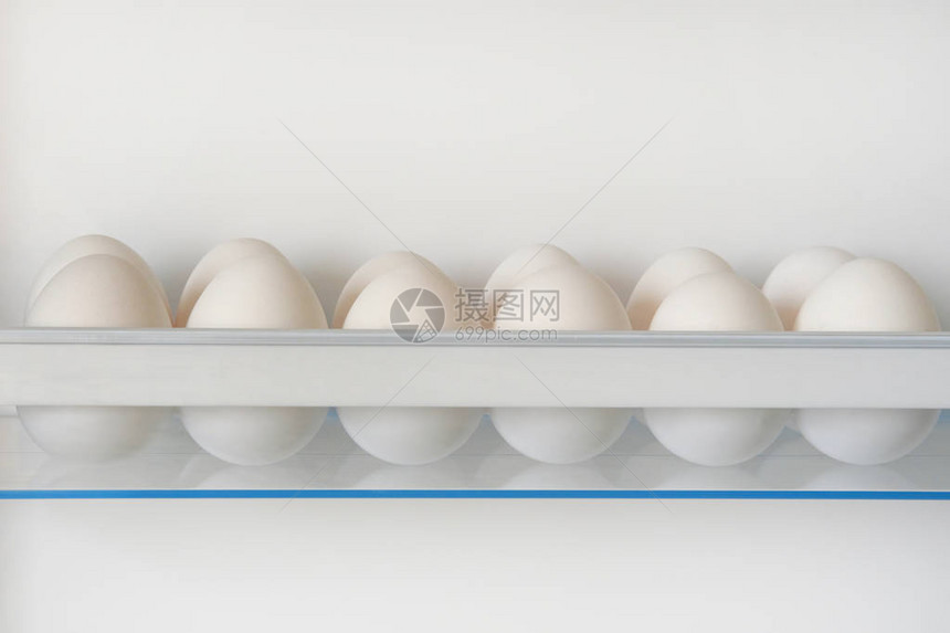 冰箱里的白鸡蛋冰箱的碗里有鸡图片