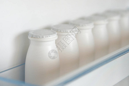 白酸奶瓶放在空冰箱的架子上体重图片