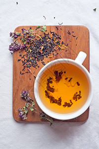 一套高品质的红茶在木桌上特写图片