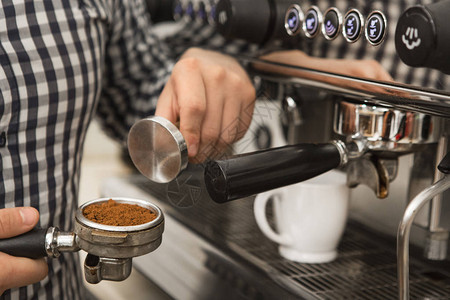 一位专业咖啡师站在咖啡机附近准备咖啡的短片高清图片