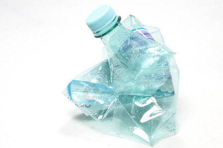 压碎的塑料瓶占用更少的空间图片